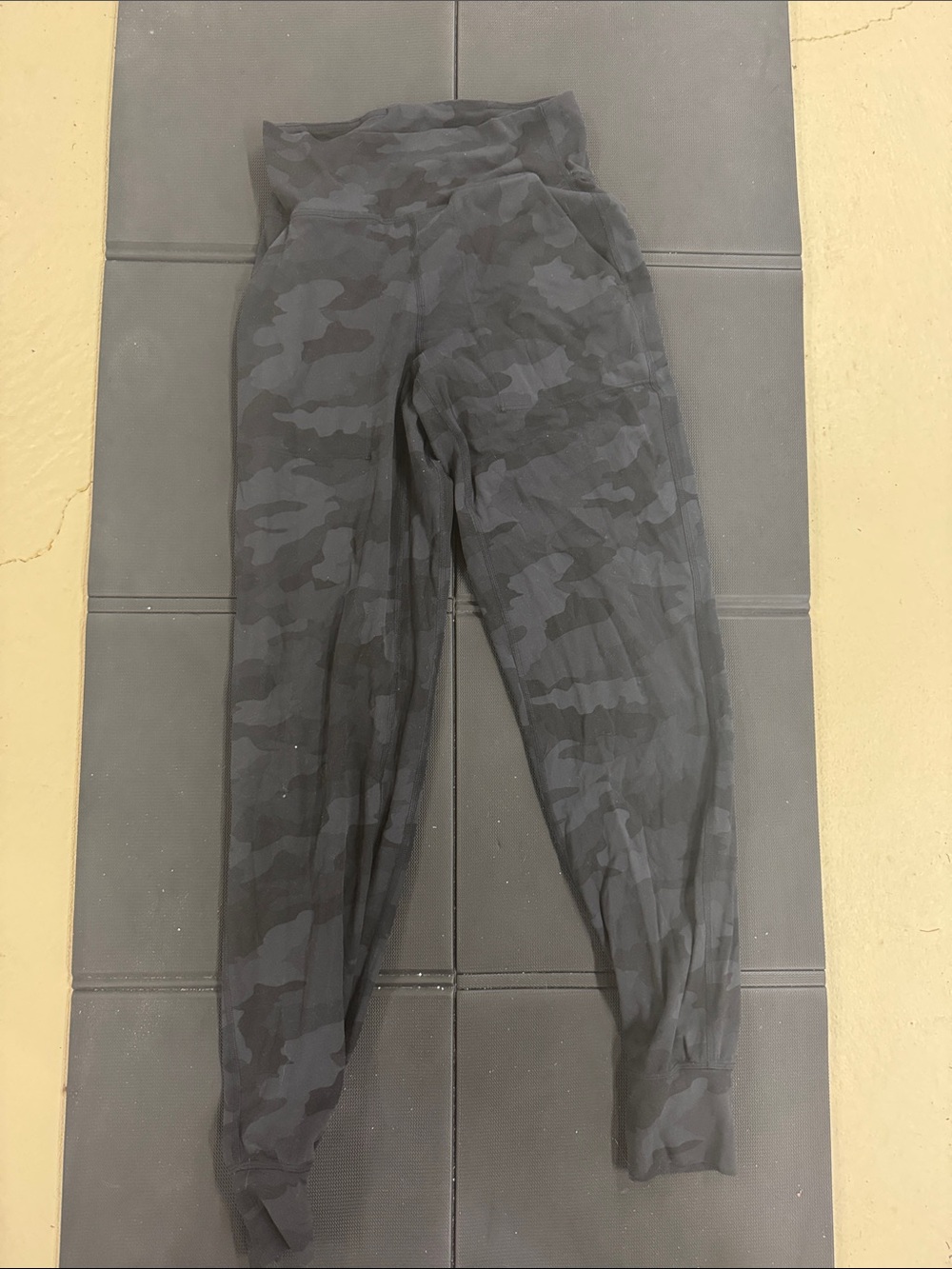 Women Lululemon High-Waist Black Camo Joggers